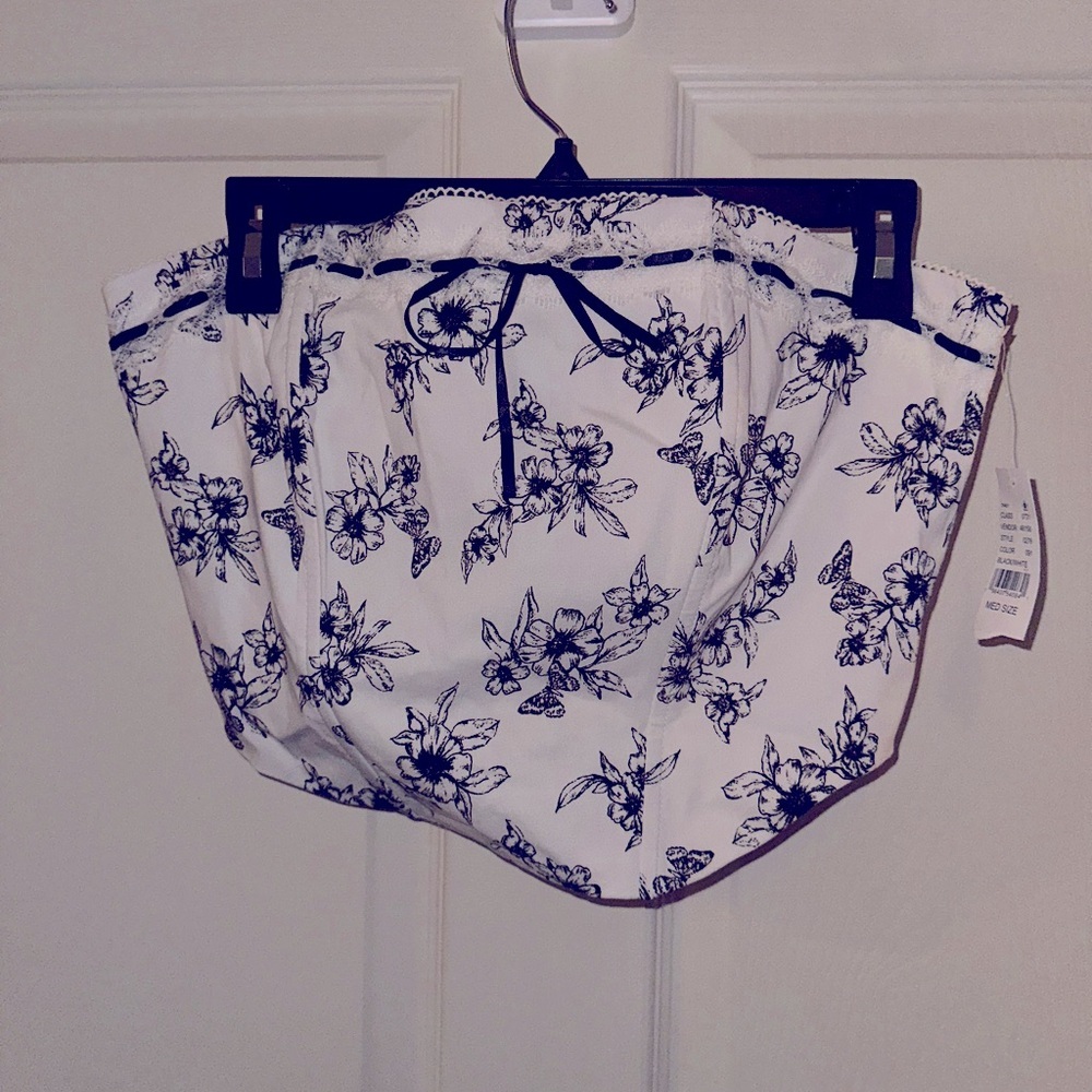 PacSun Beverly and Beck White and Black Floral sleeveless corset crop top M